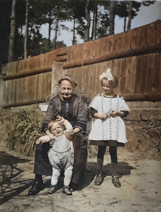 Click for photo in separate window selma_schiller__1854-1933__met_kleinkinderen..jpg